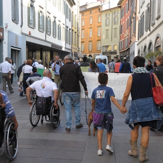 Il corteo prosegue verso la meta