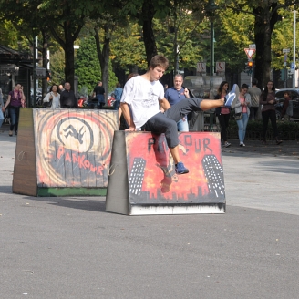 Inizia l'esibizione degli acrobati di parkour