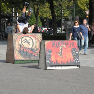 Esibizione degli acrobati del parkour
