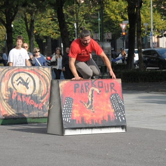 Esibizione degli acrobati del parkour