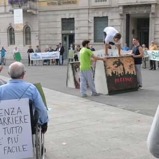 Continua l'esibizione di parkour