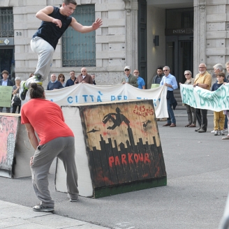 Continua l'esibizione di parkour