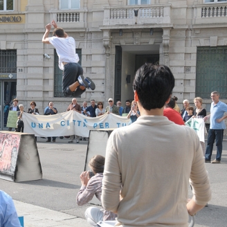 Continua l'esibizione di parkour