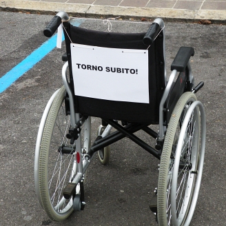 Carrozzina con scritto 