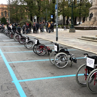 Parcheggi occupati da 20 carrozzine