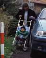 Mamma con bimbo in passeggino che non riesce a passare a causa di un'auto in sosta vicino al limite della strada