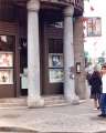 La farmacia comunale di Bergamo con scalini all'entrata