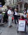 Manifestanti in piedi e seduti