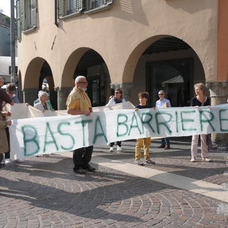 Il corteo si snoda in Via XX Settembre