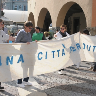 Il corteo si snoda in Via XX Settembr