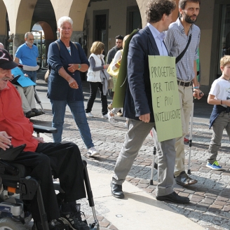 Il corteo si snoda in Via XX Settembre
