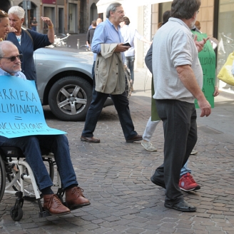 Il corteo si snoda in Via XX Settembre