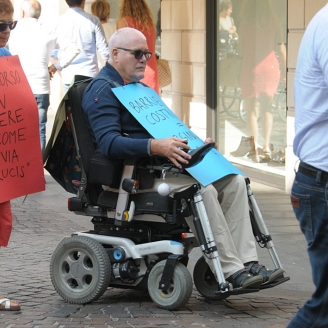 Il corteo si snoda in Via XX Settembre