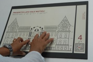 Un non vedente che cosulta la mappa del castello in rilievo