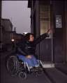 Disabile in carrozzina che non pu raggiungere il campanello troppo alto