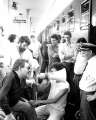 Manifestante che protesta perch impossibilitato a salire sul treno