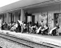 Manifestanti sulla pensilina in attesa del treno